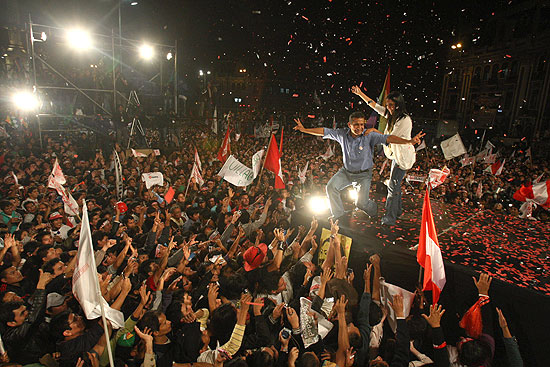 Nacionalista Ollanta Humala com partidrios na Praa Dois de Maio, em Lima; ele venceu eleies presidenciais 