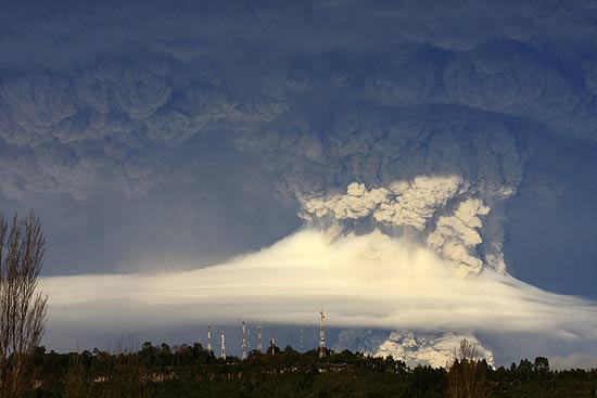 Nuvem de cinzas sobre o vulcão Puyehue, no Chile, se espalhou para o sul da Argentina desde o fim de semana