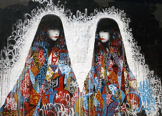 Artista britânico uas gueixas criadas com técnicas de grafite na exposição "Twin", em uma galeria na Califórnia