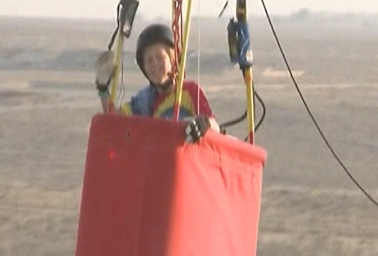 Bobby Bradley se transformou na pessoa mais jovem a realizar um voo solo em um balo de ar quente; veja vdeo