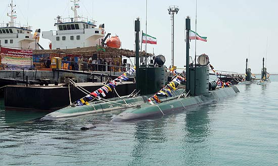 Quatro minisubmarinos de fabricao iraniana, classe Ghadir, so comissionados no porto de Bandar Abbas