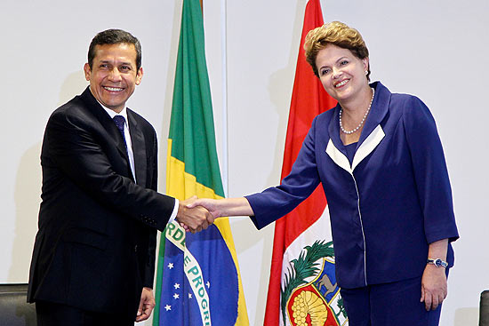 Presidente eleito do Peru, Ollanta Humala, cumprimenta a presidente Dilma Rousseff em Brasília