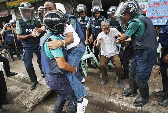 Policiais detm manifestantes que fazem greve geral contra emenda eleitoral que alegam favorecer o governo