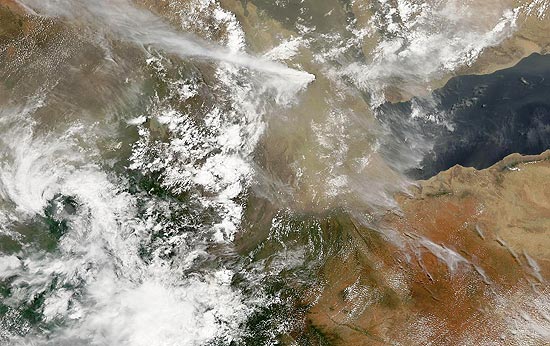 Foto divulgada pela Nasa mostra nuvem de fumaa do vulco Dubbi, na Eritreia, que pode afetar voos