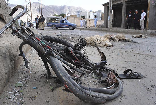 Ovelhas so mortas em exploso de bicileta-bomba em Quetta, no Paquisto; na capital Islamabad, um homem-bomba matou um