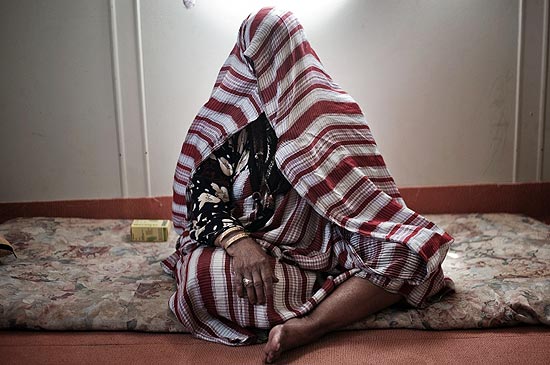 Mulher que fugiu para Benghazi, reduto dos rebeldes na Líbia, para escapar da violência em Brega 