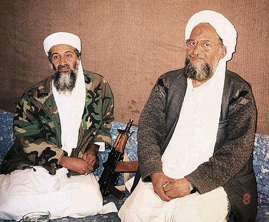 Osama bin Laden ( esq.) aparece com seu ento conselheiro Ayman al-Zawahiri, que assumiu seu posto