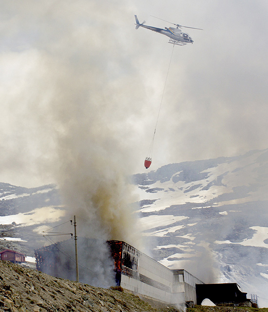 Helicóptero lança água sobre estação em chamas na Noruega; fogo força retirada de 250 pessoas