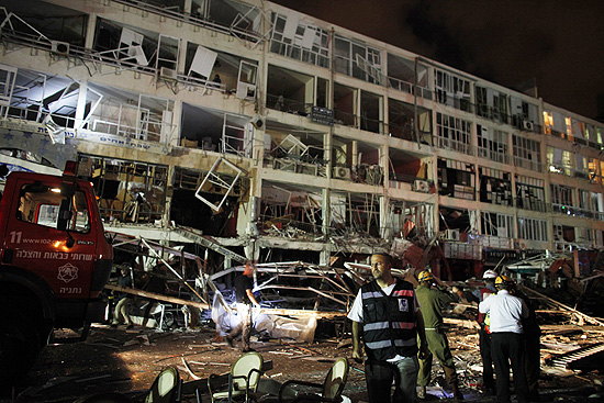 Equipes de emergência no local de explosão em Netanya; ao menos 3 morreram 
