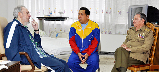 Presidente venezuelano, Hugo Chávez, é recebido pelo ex-ditador de Cuba Fidel Castro (esq.) e Raúl Castro (dir.)