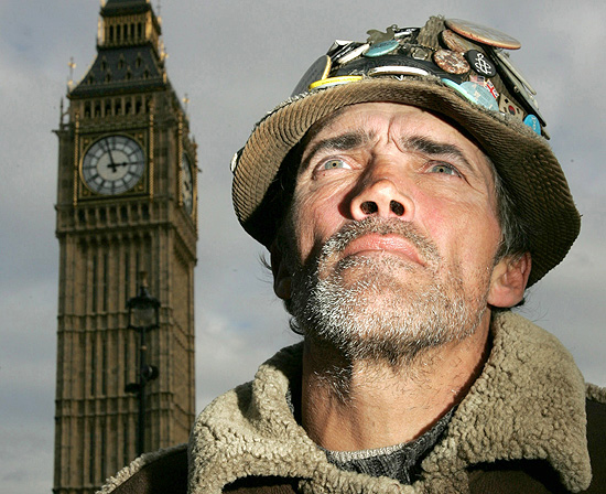 Pacifista Brian Haw posa perto do Parlamento britnico; ele morreu de cncer no pulmo, aos 62 anos