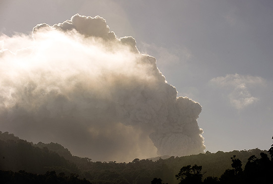 Nuvem de fumaça expelida pelo vulcão Puyehue; lavas voltam a ser expelidas, mas não representam risco 