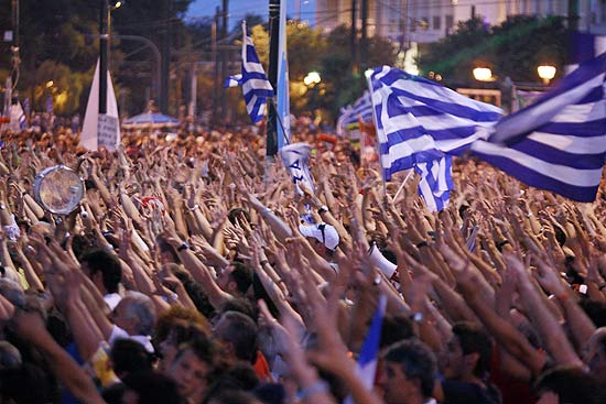 Nas ruas de Atenas, milhares de manifestantes pediam que o Parlamento rejeitasse os planos do governo