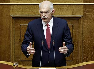 Premiê George Papandreou foi bem sucedido ao apresentar novo gabinete; segundo passo é aprovar novos cortes orçamentários 