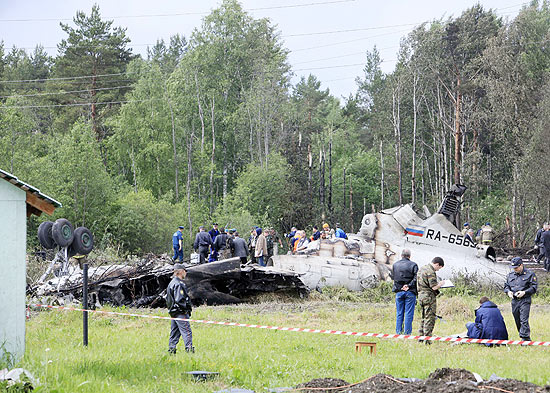 Investigadores fazem busca na fuselagem do avio Tupolev-134, que caiu com 52 a bordo; clique e veja imagens