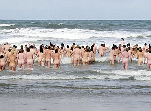 Os nadadores nus, recordistas, em mergulho no País de Gales