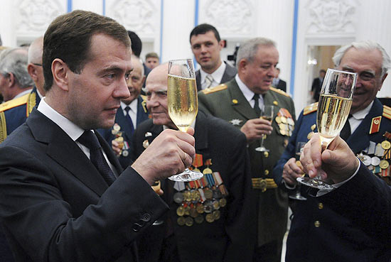 Presidente russo, Dmitri Medvedev ( esq.), brinda com veteranos da Segunda Guerra os 70 anos da invaso nazista 