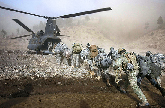 ORG XMIT: DF851 In this file photograph taken on November 22, 2008, US Army soldiers from 2-506 Infantry 101st Airborne Division and Afghan National Policemen and Army load onto a UH-47 Chinook helicopter landing to pick them up during day three of Operation Shir Pacha into the Derezda Valley in the rugged Spira mountains in Khost province, along the Afghan-Pakistan Border, directly across the border from Pakistan's lawless Waziristan region. US President Barack Obama will order his promised US troop drawdown from Afghanistan in a primetime address June 22, 2011 which one official said would likely see 10,000 soldiers called home this year. AFP PHOTO/DAVID FURST/FILES