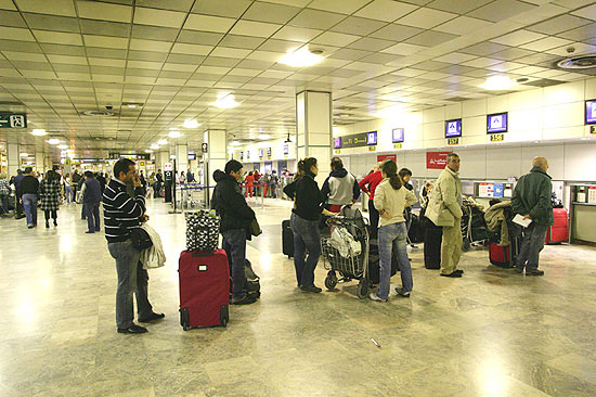 Bolivianos aguardam no aeroporto; sem emprego ou perspectiva, os estrangeiros fogem da Espanha