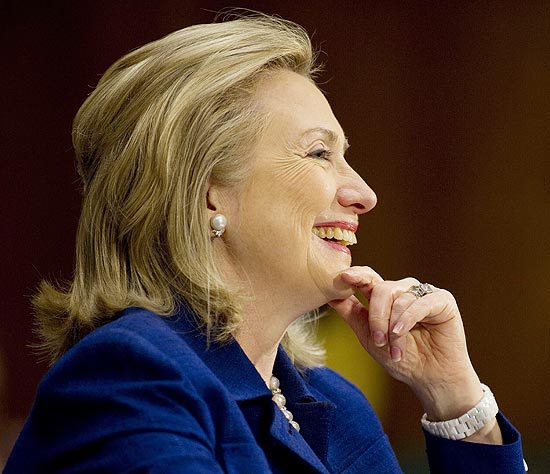 Secretria de Estado Hillary Clinton sorri durante audincia sobre Afeganisto no Senado dos EUA
