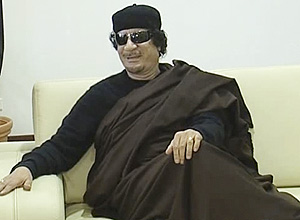 Muammar Gaddafi teve mandado de priso emitido por crimes contra a humanidade durante a represso  revolta popular
