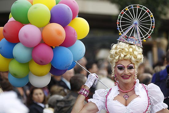 Drag queen participa de Parada do Orgulho Gay em Berlim; milhares saem às ruas