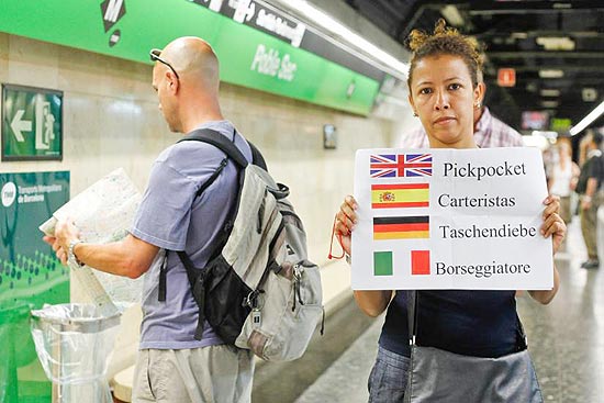 Eliana Guerrero, 38, usa um apito e um cartaz de alerta em quatro idiomas (espanhol, ingls, alemo e italiano)