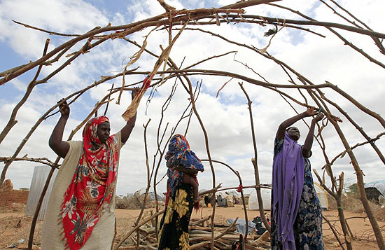Refugiados somalis em Dadaab, o maior campo de refugiados do mundo com mais de 350 mil pessoas 