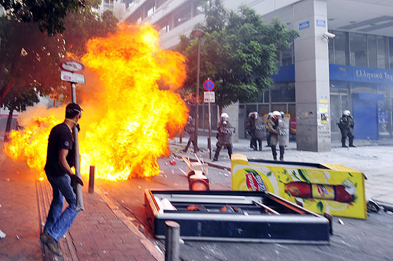 Milhares de manifestantes atearam fogo a prédios públicos; policias reagiram com bombas de gás lacrimogêneo