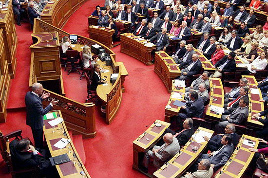 Por 155 a favor, 138 contra e sete abstenções, Parlamento grego aprovou novo plano de austeridade