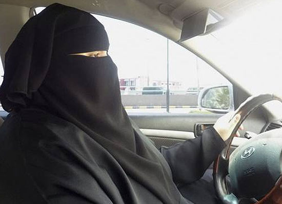 Umm Ibrahim dirige veculo em Riad; cinco mulheres so presas por dirigir