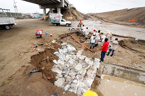 Funcionrios trabalham para conter danos causados aps passagem do Arlene pela regio leste do Mxico 