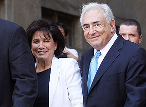 Dominique Strauss-Kahn deixa corte em liberdade, ao lado da mulher Anne Sinclair