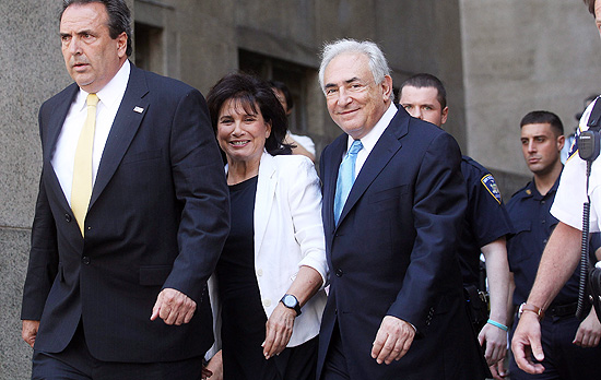Ex-diretor do FMI Dominique Strauss-Kahn deixa corte de NY ao lado da mulher, Anne Sinclair; ele foi libertado sem fiança