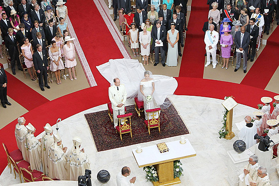 O príncipe Albert 2º de Mônaco e a princesa Charlene Wittstock no altar do pátio do Palácio real em cerimônia religiosa