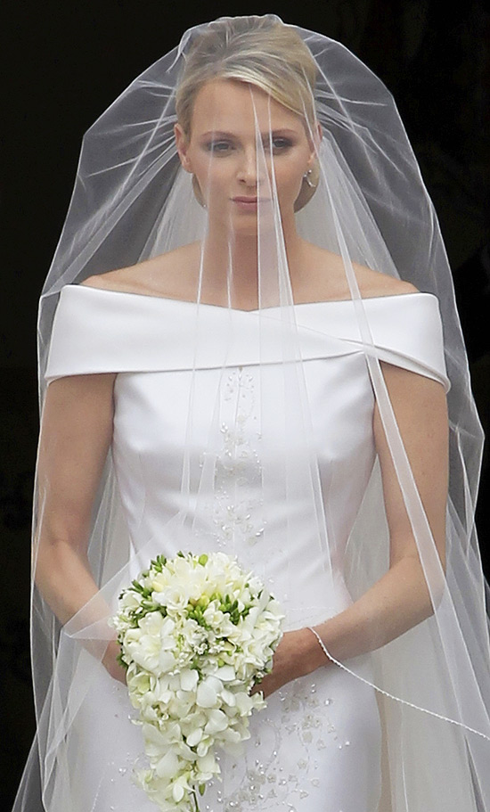 A princesa Charlene de Mônaco chega à cerimônia religiosa de casamento ao ar livre com o príncipe Albert 2º