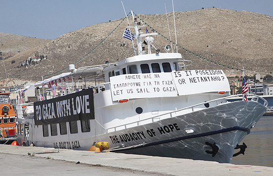 O barco de bandeira americana permanece ancorado no porto Keratsin en Pireo, na Grcia 