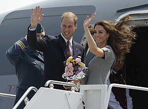 Os duques de Cambridge, William e Kate, embarcam em avio em Ottawa, na primeira etapa da visita ao Canad
