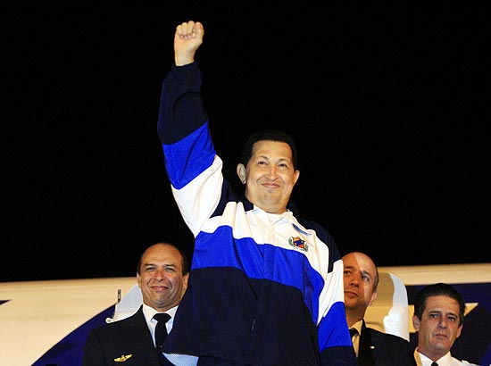 Hugo Chavez comemora ao desembarcar nos arredores de Caracas; ele volta após quase um mês em Cuba