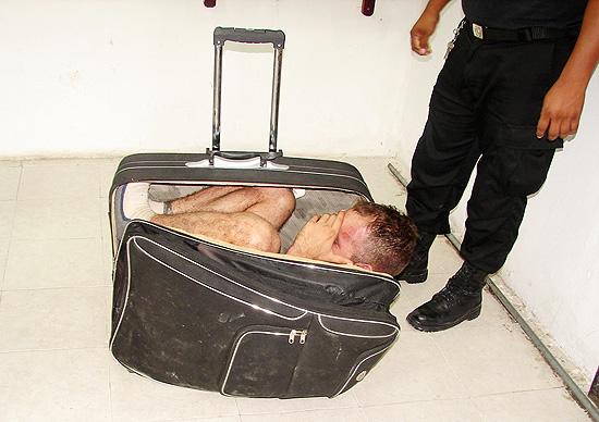 Policiais mexicanos da cidade de Chetumal encontraram o presidiário Juan Ramirez Tijerina dentro de uma mala 