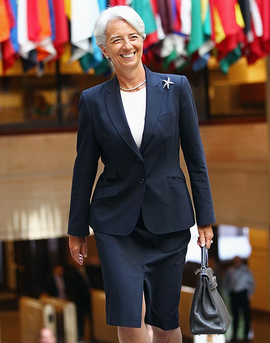Christine Lagarde chega  sede do FMI para assumir como diretora-gerente; ela  a primeira mulher no cargo