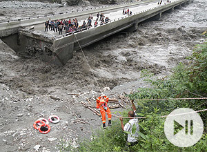 "[Veja vídeo de resgate de chineses presos em ponte]":http://www.bbc.co.uk/worldservice/emp/pop.shtml?l=pt&t=video&r=1&p=/portuguese/meta/dps/2011/07/emp/110705_ponte_china_resgate_fn.emp.xml