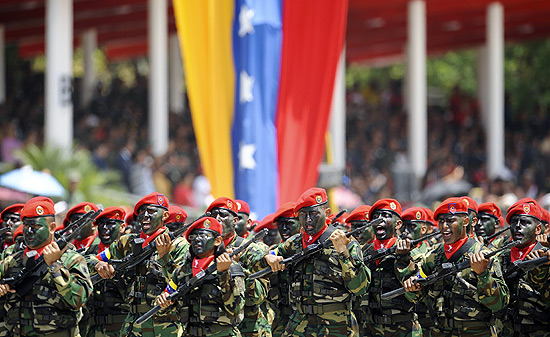 Soldados desfilam durante comemoração dos 200 anos da Venezuela