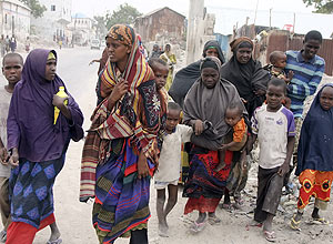 Famlia somali caminha em direo a campo de refugiados