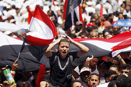 Manifestante egpcio grita durante ato para pedir justia s vtimas da revolta que derrubou ditador