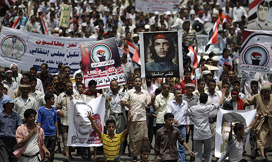 Centenas saram s ruas do Imen em protestos pela renncia do ditador Ali Abdullah Saleh, internado em Riad