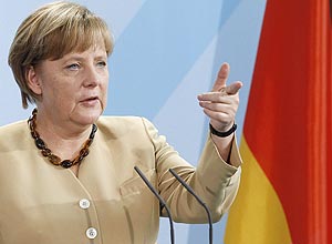 A chanceler (premiê) da Alemanha, Angela Merkel, em coletiva de imprensa em Berlim; ela perdeu popularidade