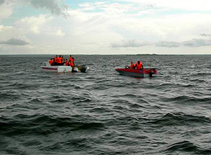 Equipe de resgate busca por corpos de vítimas de naufrágio no rio Volga, na república russa de Tatarstão