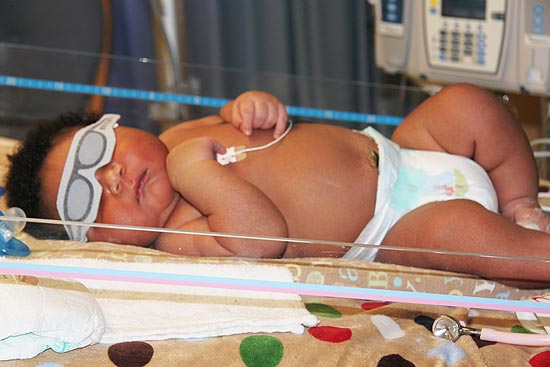 JaMichael Brown nasceu na sexta-feira no Texas (EUA) pesando 7,3 kg; a mãe teve diabetes durante a gestação