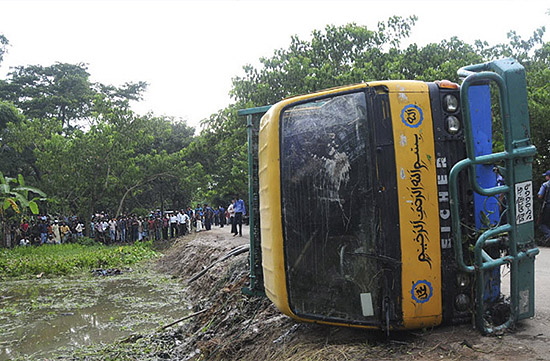 Caminho  retirado de canal em Bangladesh; ao menos 44 pessoas morreram em acidente